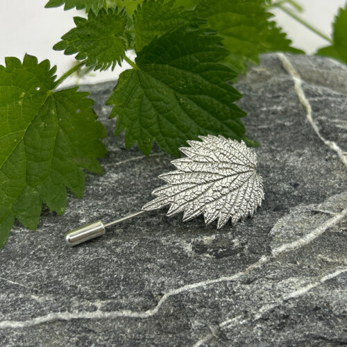Brennnessel-Anstecknadel-Silber