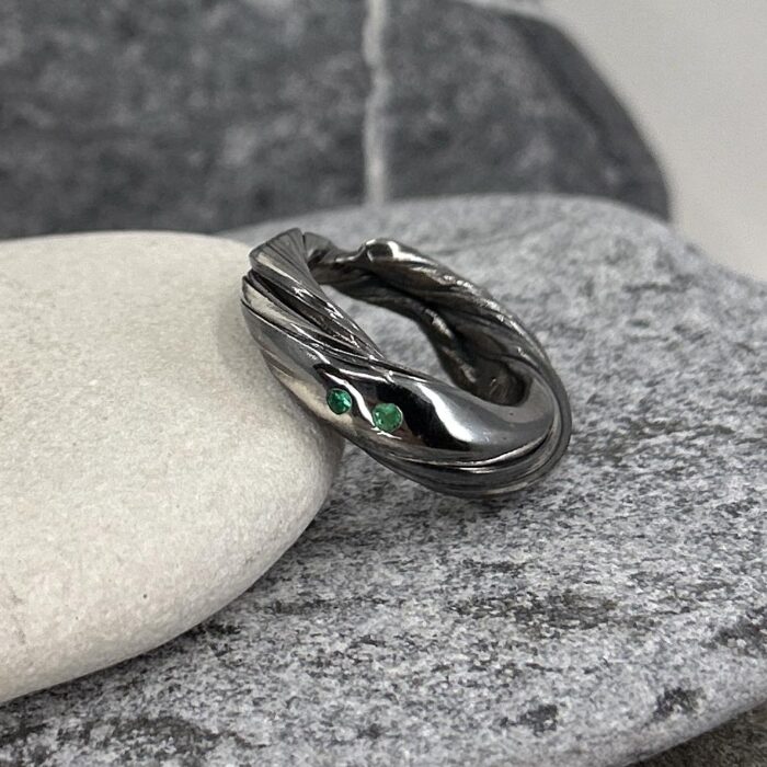 Mitsuro Ring mit Smaragden