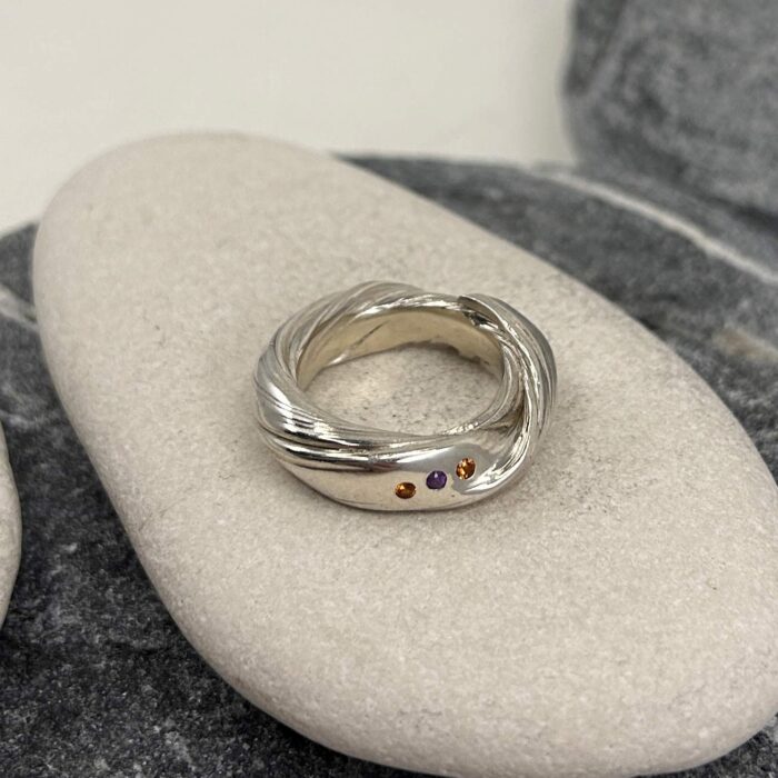 Mitsuro Ring mit Amethyst + Granaten
