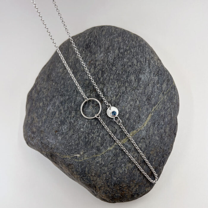 Lange Kette mit Topaz
