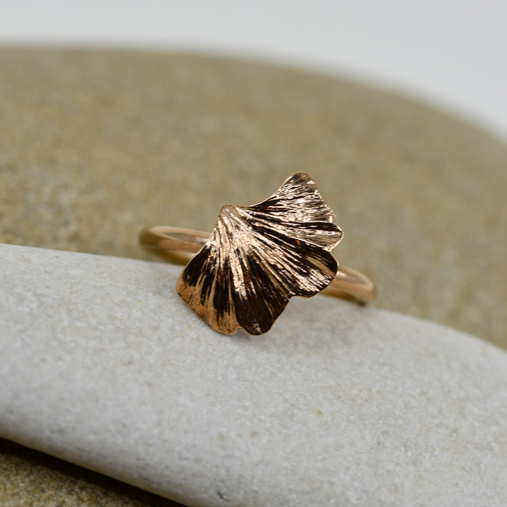 Ring mit Ginkgo-Blatt rot