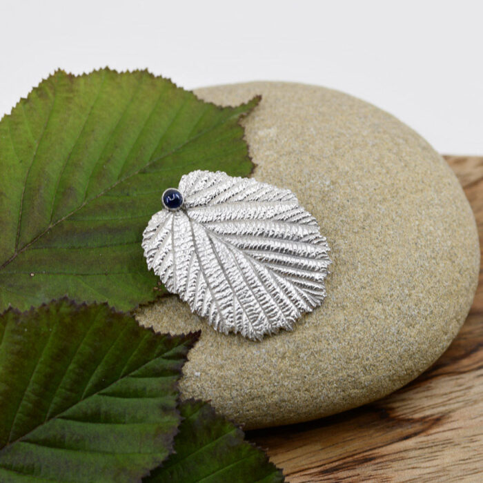 Hasel-Blatt Anstecknadel Saphir