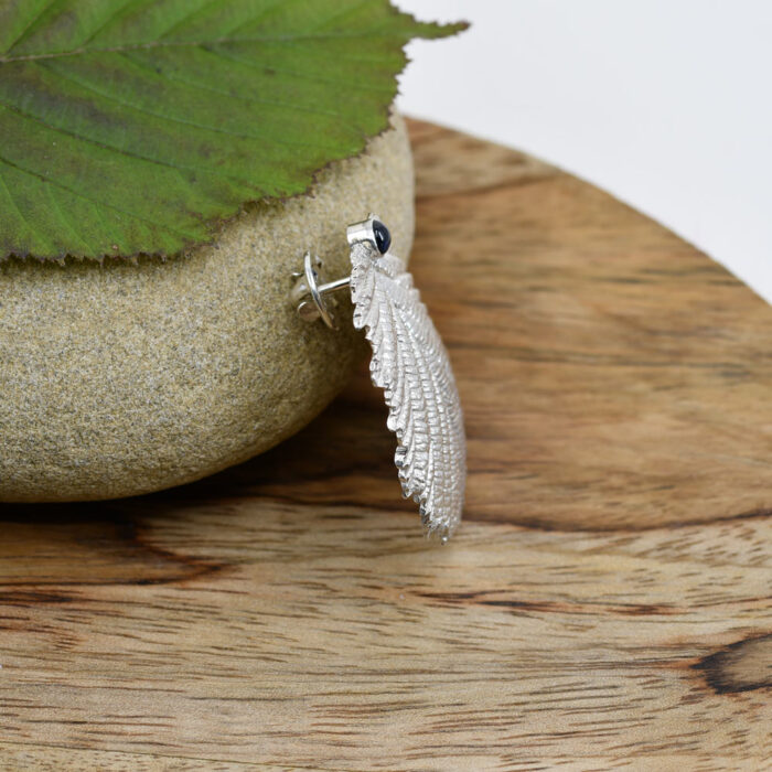 Hasel-Blatt Anstecknadel Saphir – Bild 2