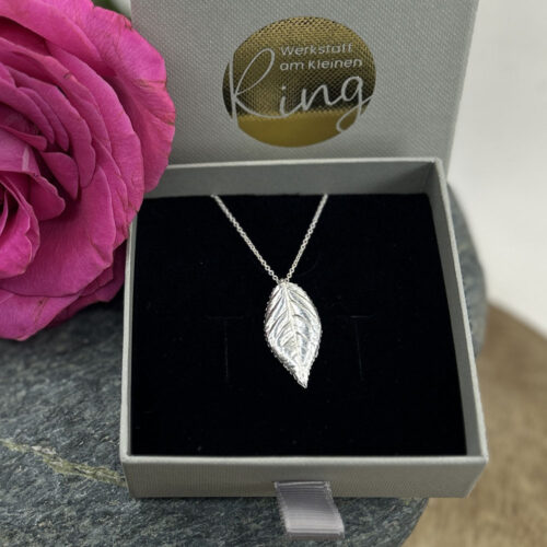 Schmuck aus Rosenblättern