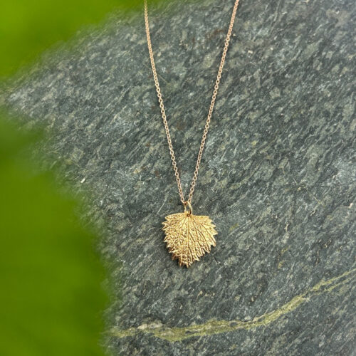 Brennnessel Anhänger Rotgold